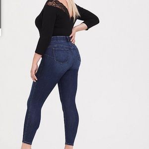 🌻TORRID Bombshell Premium Stretch Skinny Jean 10s